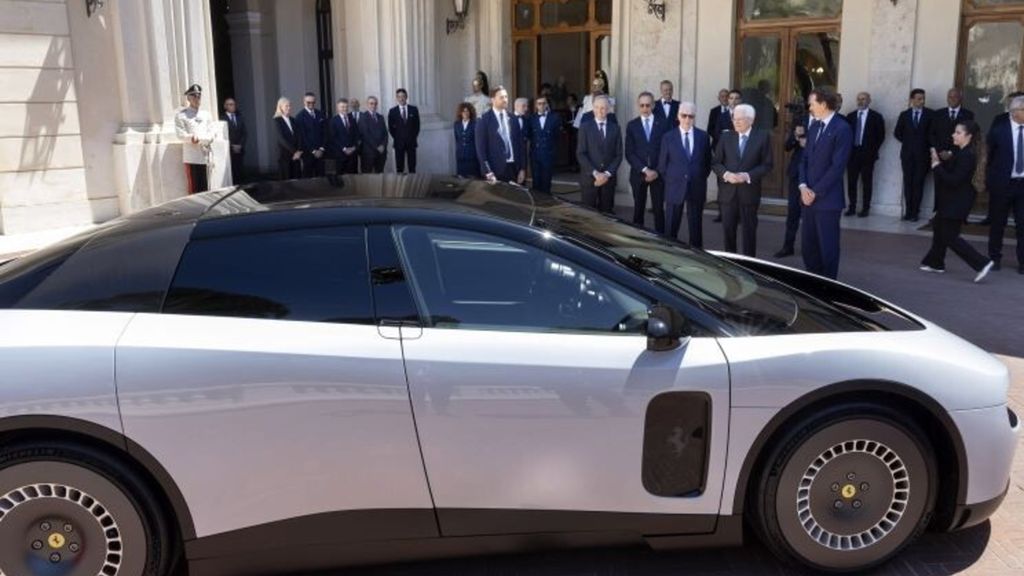 La nuova Ferrari Luce presentata al Quirinale