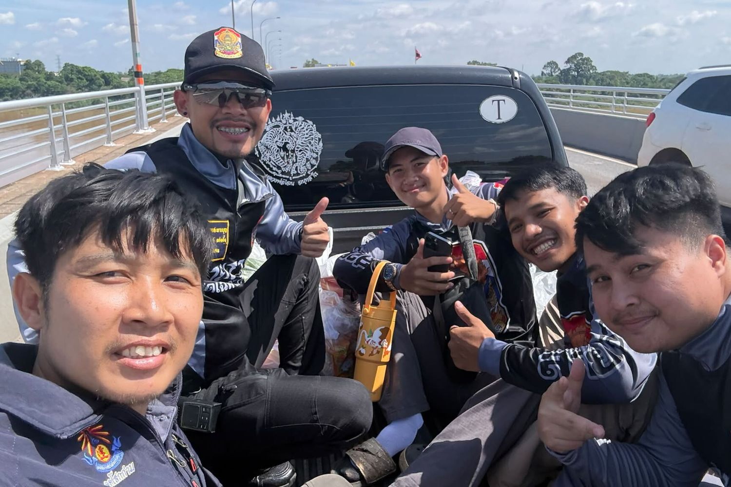 I soccorritori impegnati nel salvataggio di 7 minatori intrappolati in una grotta in Thailandia