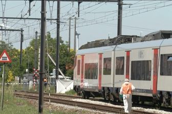 Scuolabus travolto da treno in Belgio