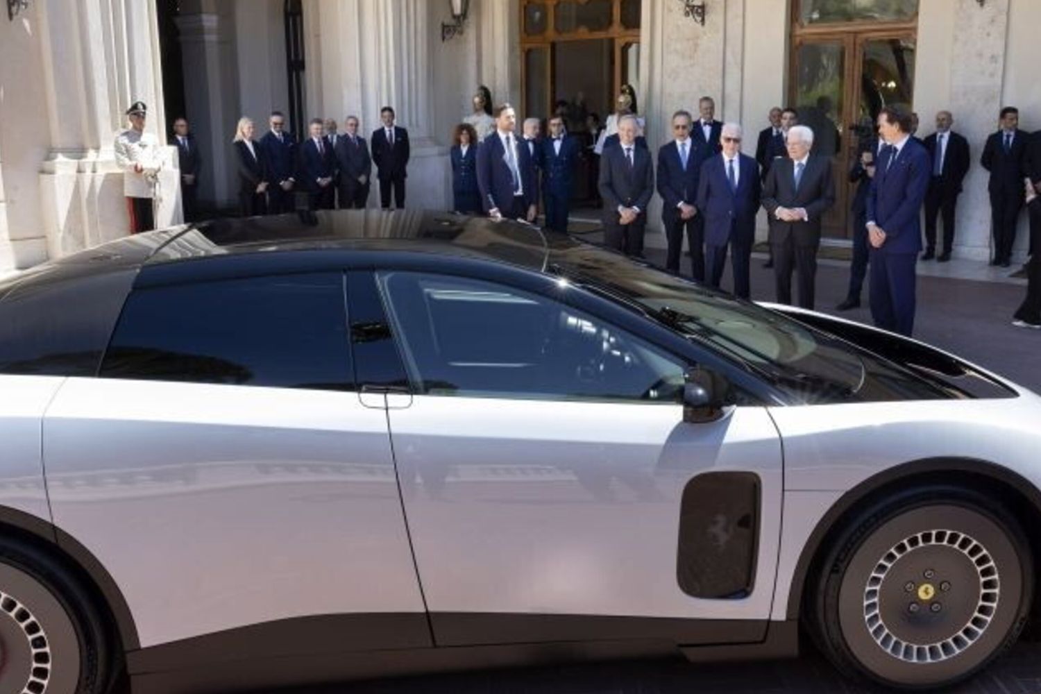 La nuova Ferrari Luce presentata al Quirinale