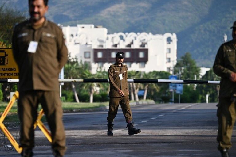 Agenti di polizia presidiano i pressi dell'Hotel Serena, sede dei colloqui tra Stati Uniti e Iran, nella Zona Rossa di Islamabad il 25 aprile 2026