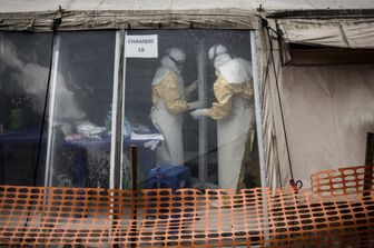 Operatori sanitari sono ritratti all'interno della "zona rossa" di un centro di trattamento per l'Ebola, in Congo