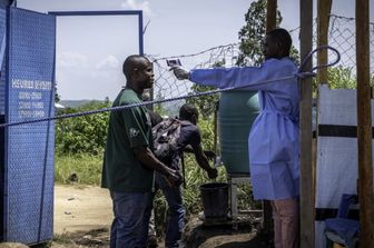 Un operatore sanitario misura la temperatura di un visitatore all'ospedale di Rwampara, nell'Ituri, nella Repubblica Democratica del Congo orientale, il 26 maggio 2026.