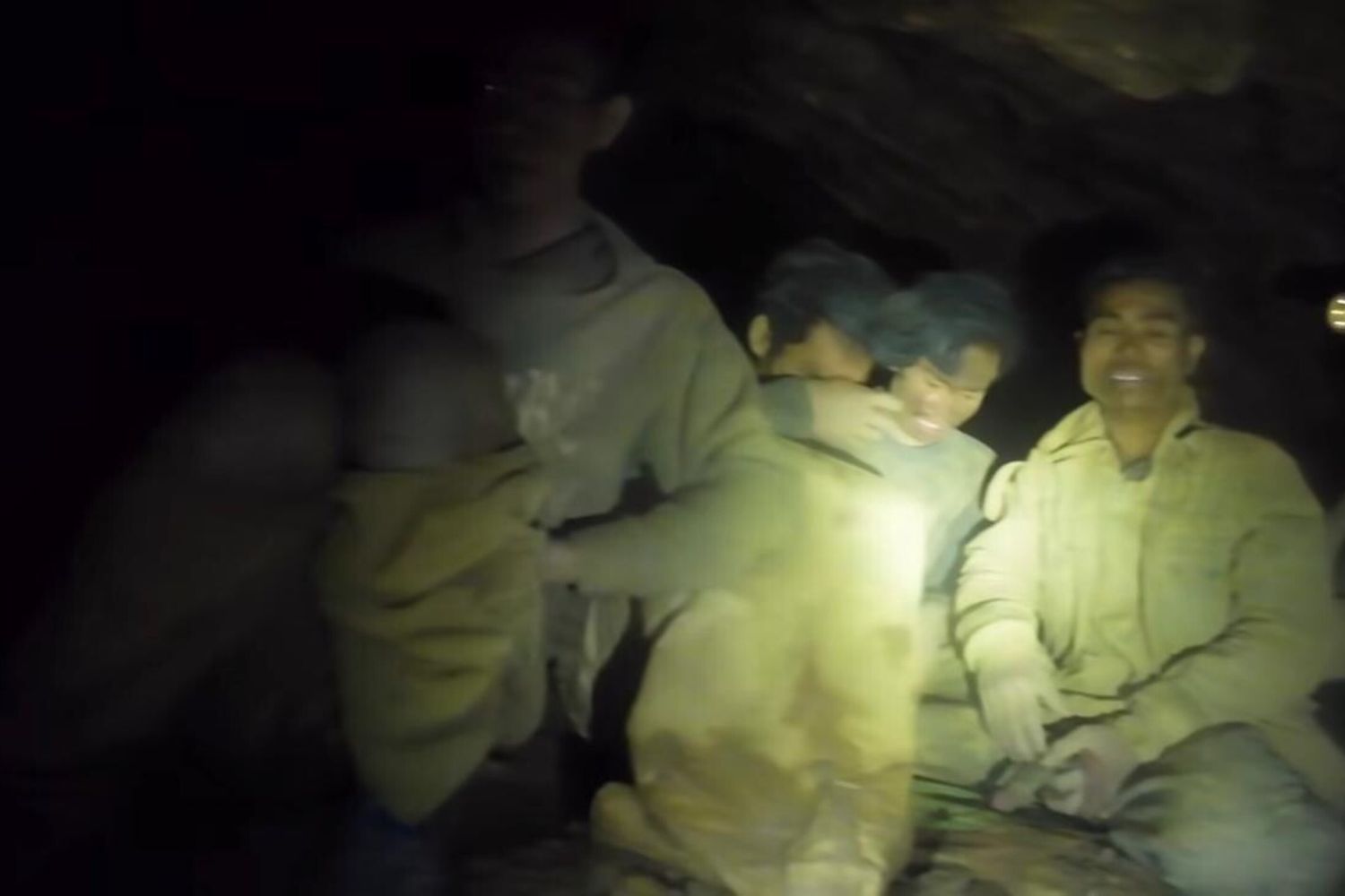 Il momento del ritrovamento: un frame del video girato da uno dei sommozzatori che ha localizzato cinque dei sette uomini intrappolati nella grotta di Long Chaeng, in Laos
