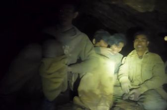 Il momento del ritrovamento: un frame del video girato da uno dei sommozzatori che ha localizzato cinque dei sette uomini intrappolati nella grotta di Long Chaeng, in Laos