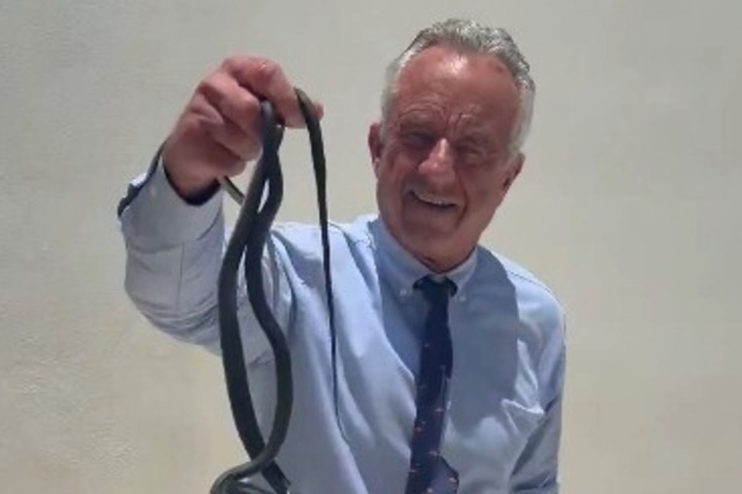 Robert Kennedy Jr cattura due serpenti... ma non gli va benissimo