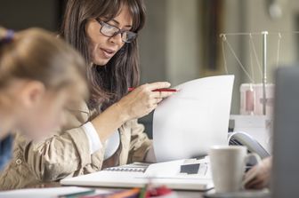 Una madre al lavoro con il proprio figlio. Secondo un maxi-studio dell'Università di Trieste pubblicato su Science, l'occupazione materna non ostacola la crescita dei bambini