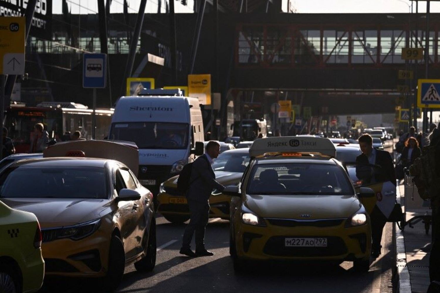 Passeggeri in attesa di un taxi all'aeroporto internazionale Sheremetyevo di Mosca