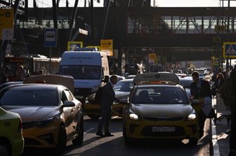 Passeggeri in attesa di un taxi all'aeroporto internazionale Sheremetyevo di Mosca