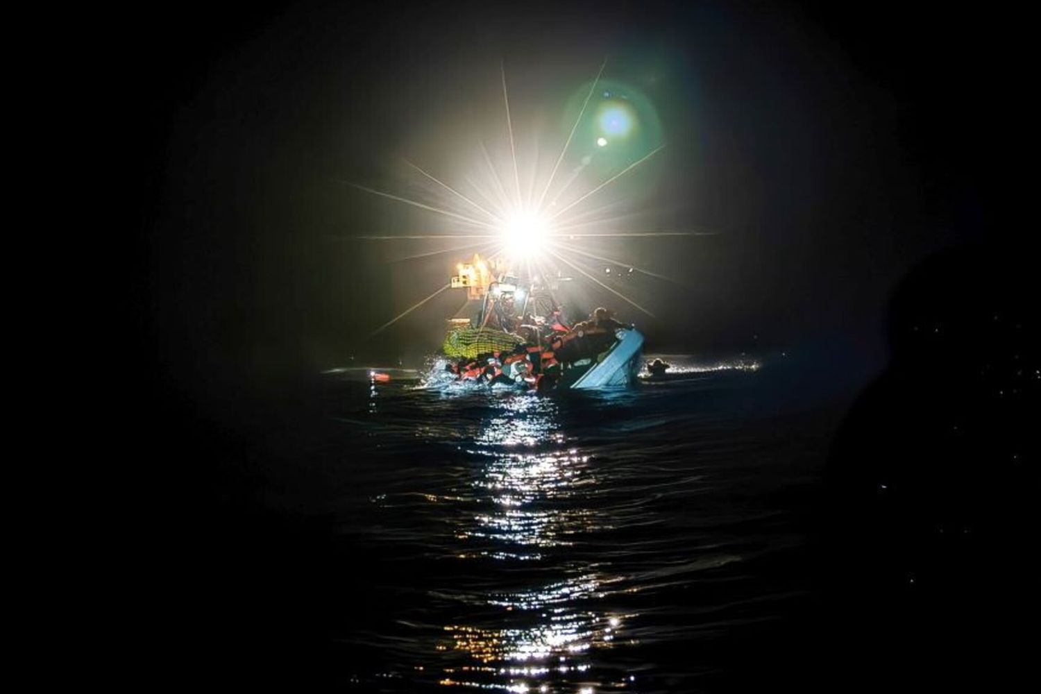 17/03/2024 Zona Sar libica, l'equipaggio di Medici Senza Frontiere presta soccorso a circa 60 migranti a bordo di un barcone. al momento dell'arrivo della nave Geo Barents l'imbarcazione versava già in condizioni molto precarie e durante le operazioni si è capovolta.