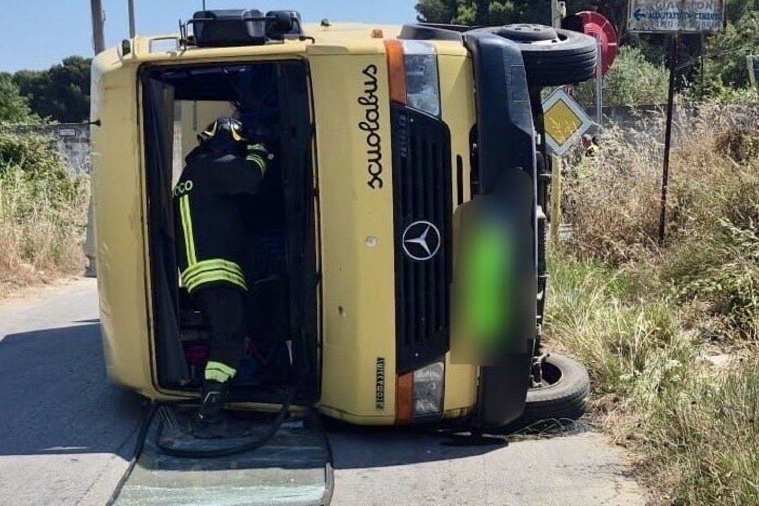 Scuolabus ribaltato dopo essere stato urtato Mazara del Vallo