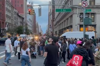 Folla a Manhattan per vedere il 'sole tra i grattacieli'