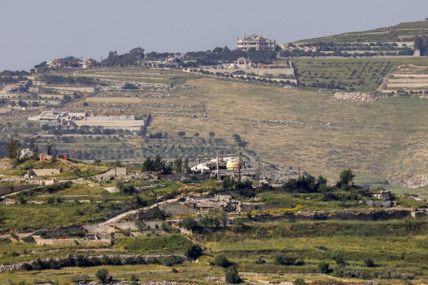 Edifici distrutti sono stati fotografati nel villaggio di Bint Jbeil, nel Libano meridionale