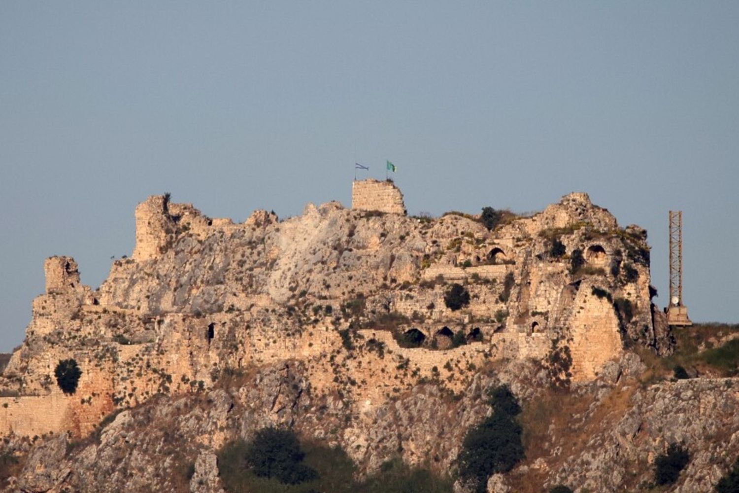 Una bandiera israeliana sventola sul castello medievale di Beaufort,