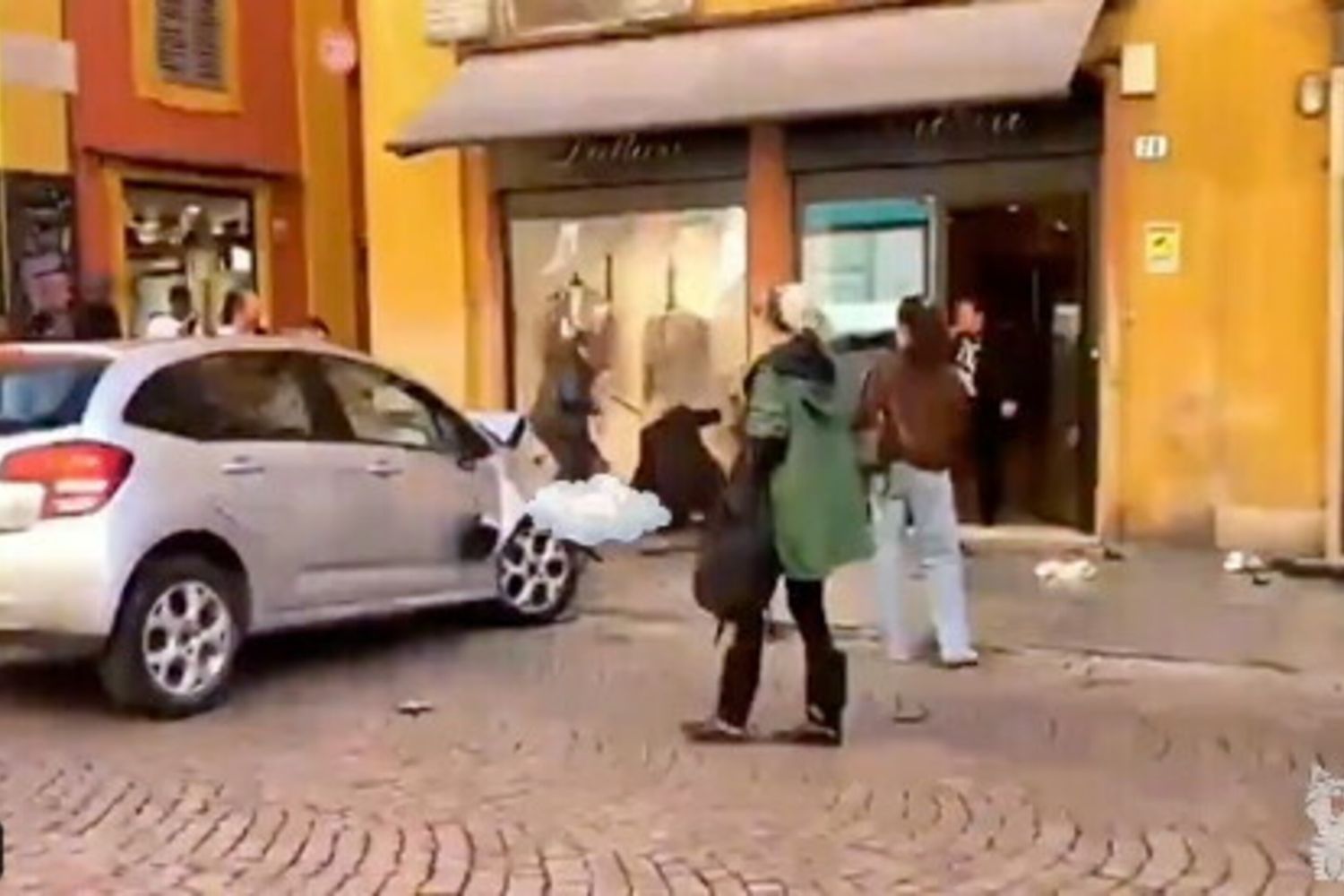 Auto a 100 all'ora sulla folla a Modena