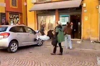 Auto a 100 all'ora sulla folla a Modena