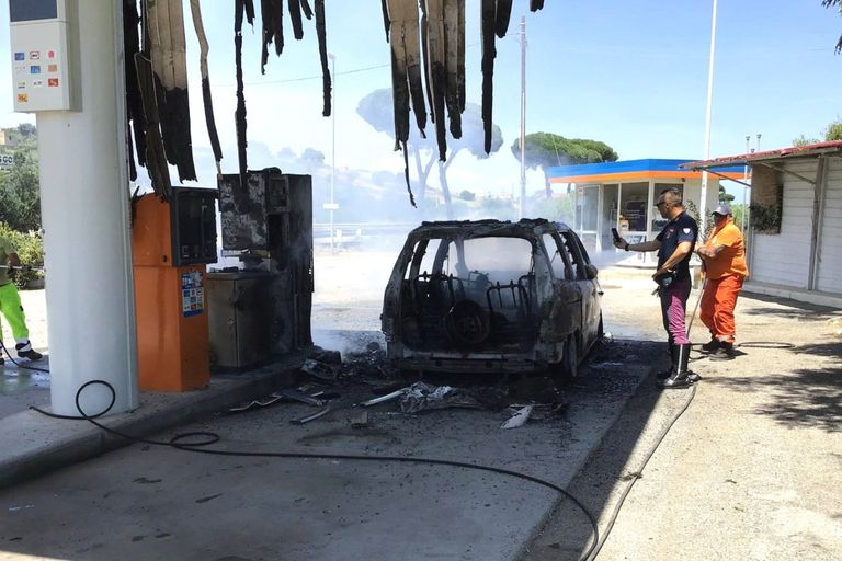 Auto bruciata con quattro corpi carbonizzati nel Cosentino