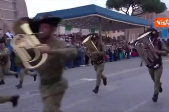 Ecco i Bersaglieri a 'passo di corsa' alla Parata del 2 giugno ai Fori Imperiali