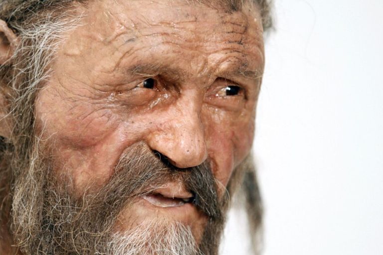 Statua raffigurante l'uomo del ghiaccio di nome Ötzi