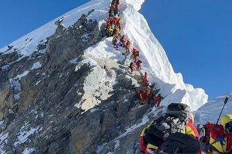 Everest, guida nepalese sopravvive dopo sei giorni