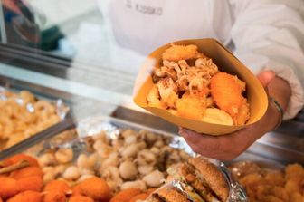 Quasi due italiani su tre hanno consumato cibo di strada nel 2016 con la domanda che cresce con l'arrivo dell'estate perche' concilia la praticita' con il costo contenuto, ma anche perche' rappresenta una forma di vendita particolarmente apprezzata dai turisti. il cibo preferito va dalla piadina agli arrosticini fino alle arancine, poi c'e' quello internazionale come gli hot dog e e per finire i cibi etnici come il kebab.
