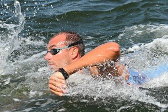 Gregorio Paltrinieri gareggia nella finale della gara di nuoto in acque libere maschile sui 5 km durante i Campionati mondiali di nuoto del 2025 a Sentosa Island, Singapore