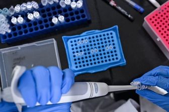 Un ricercatore al lavoro nel laboratorio di vaccini
