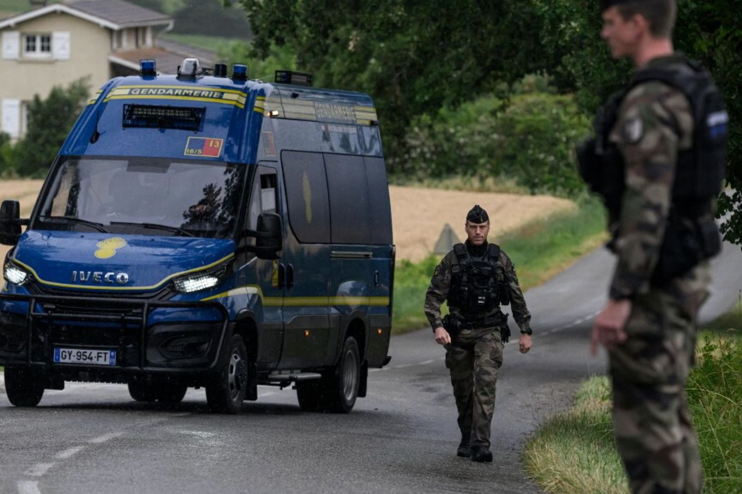 Gendarmi francesi su una strada fuori Puycasquier, vicino al luogo in cui è stato ritrovato un corpo durante le ricerche della piccola Lyhanna