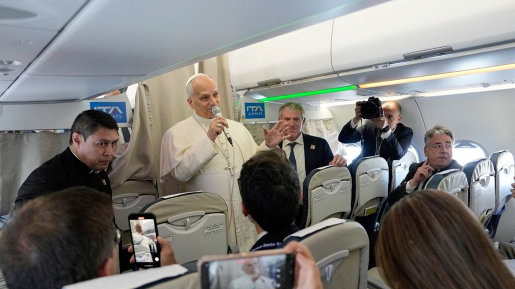 Papa Leone XIV in volo per Madrid