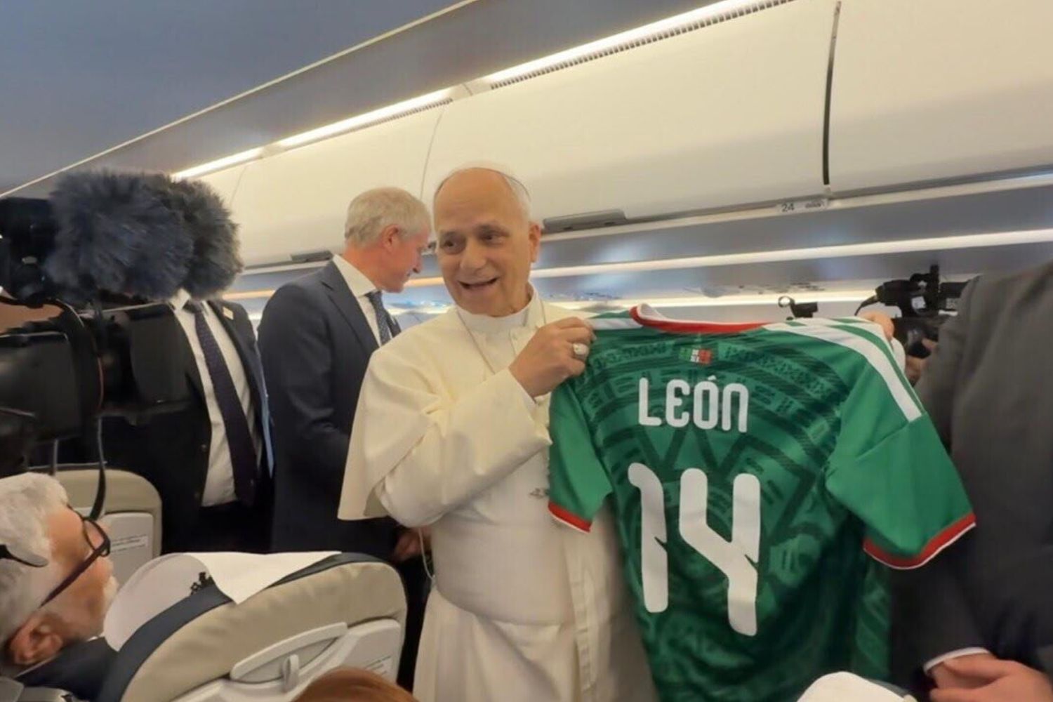 La maglia del Messico regalata a Papa Leone XIV