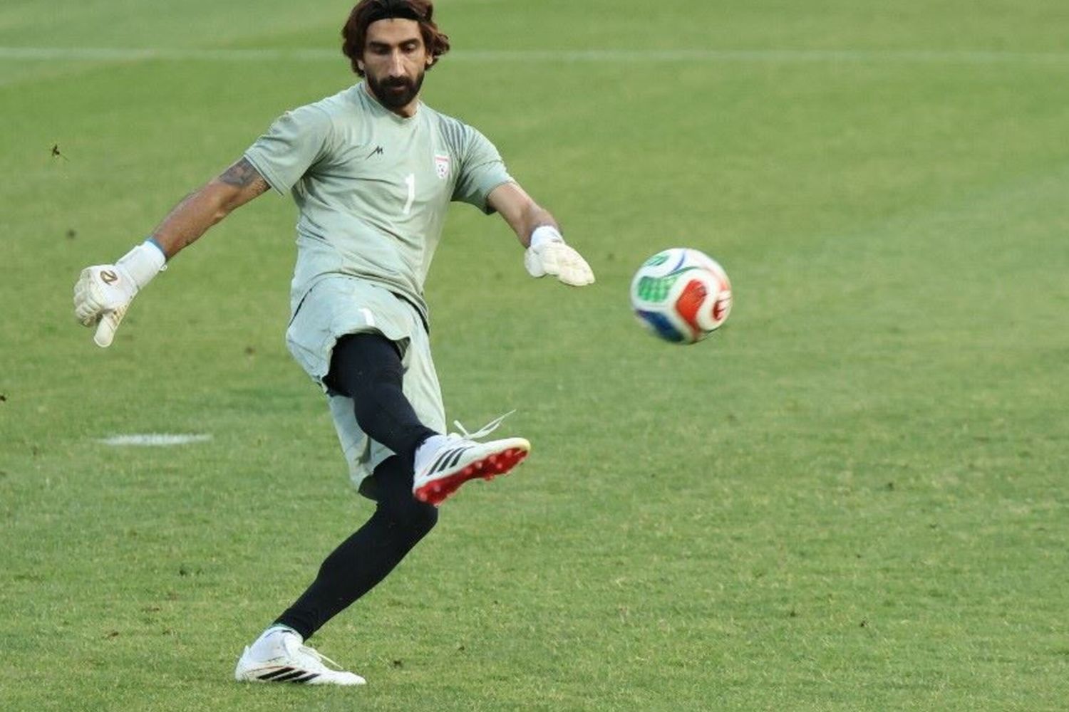 Il portiere iraniano Alireza Beiranvand si allena in vista dei mondiali, presso il campo base della nazionale iraniana ad Antalya il 26 maggio