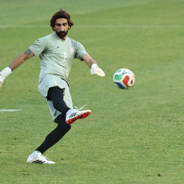 Il portiere iraniano Alireza Beiranvand si allena in vista dei mondiali, presso il campo base della nazionale iraniana ad Antalya il 26 maggio