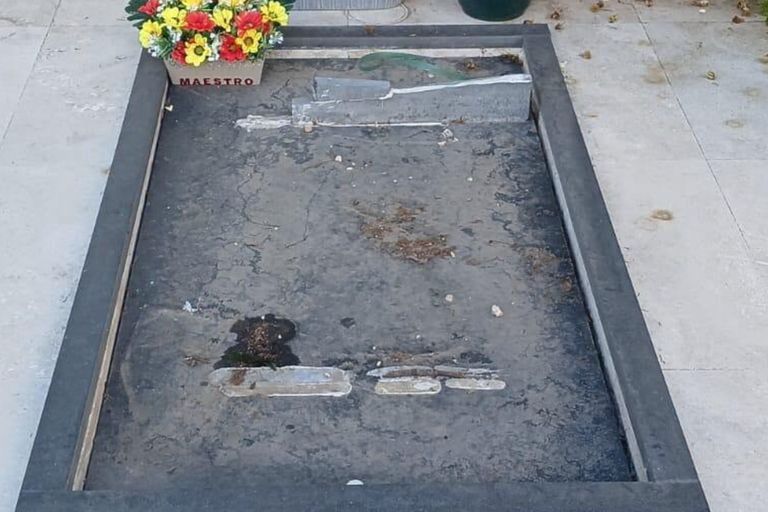 Rubata lapide dalla tomba di Gigi Proietti al Verano