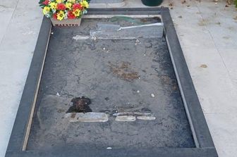 Rubata lapide dalla tomba di Gigi Proietti al Verano