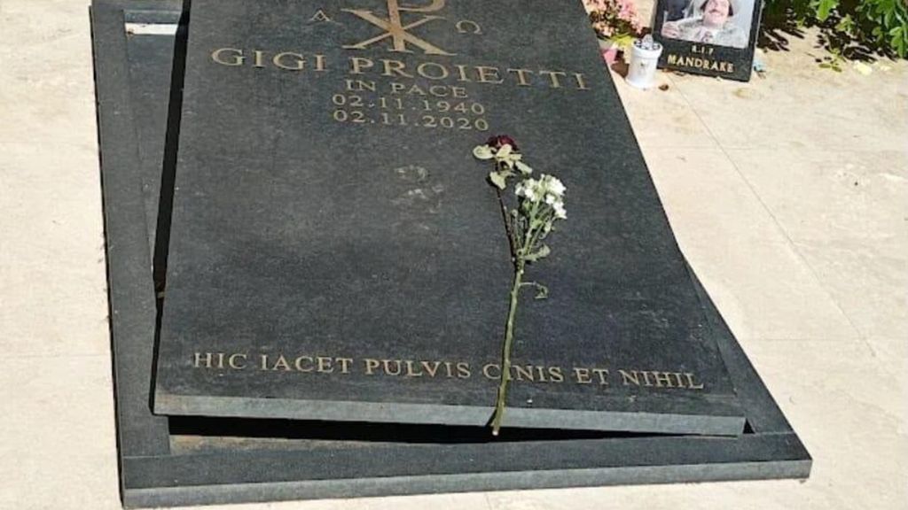Rubata lapide dalla tomba di Gigi Proietti al Verano