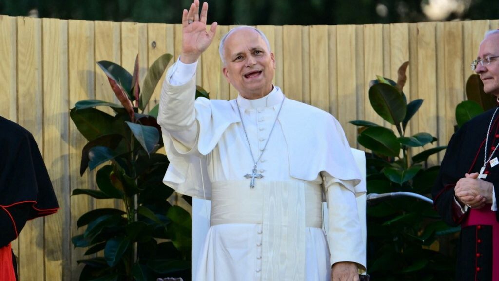 Papa Leone a Madrid tra giovani e guerra, in 400mila lo accolgono a Plaza de Lima