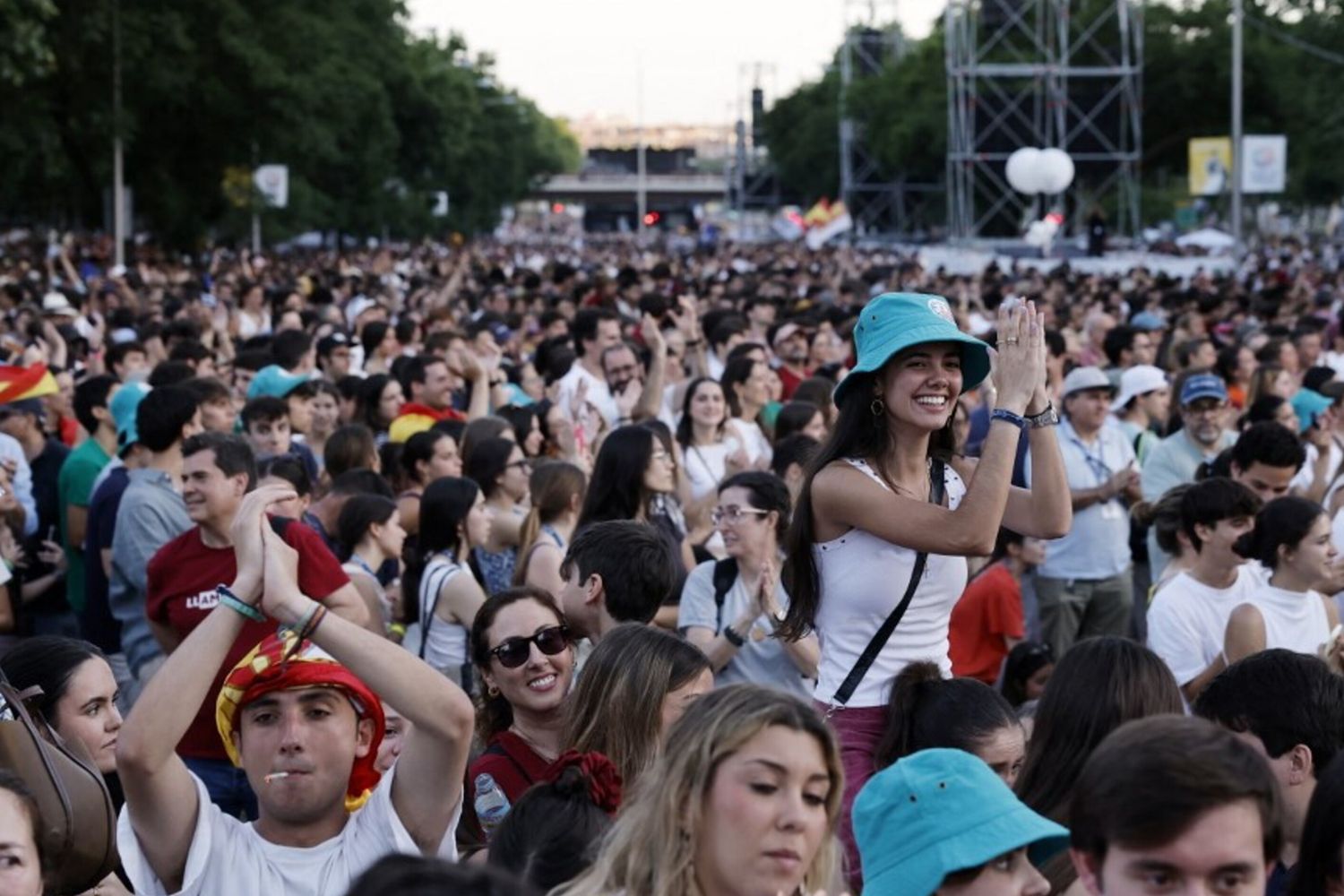 Papa Leone a Madrid tra giovani e guerra, in 400mila lo accolgono a Plaza de Lima