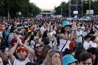 Papa Leone a Madrid tra giovani e guerra, in 400mila lo accolgono a Plaza de Lima