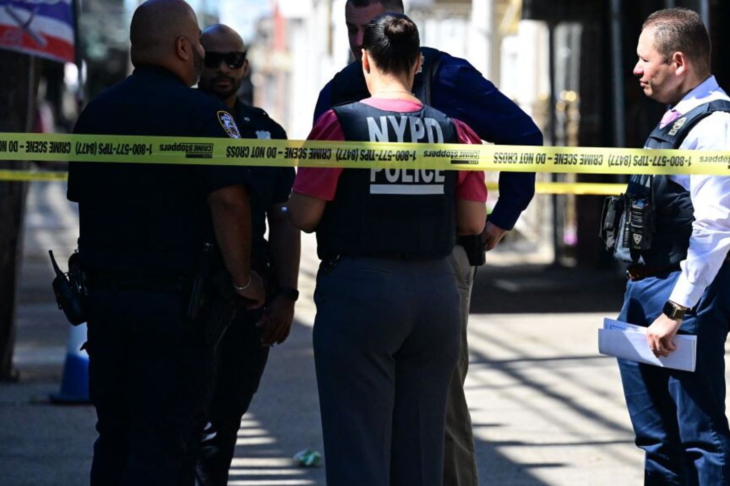 La polizia di New York sul luogo dove è avvenuta una sparatoria nel giugno 2026