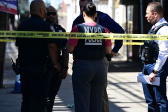 La polizia di New York sul luogo dove è avvenuta una sparatoria nel giugno 2026