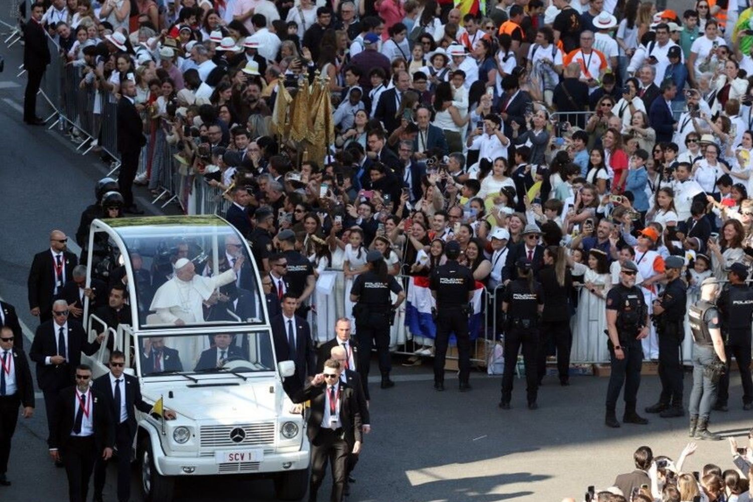 Papa Leone XIV saluta i fedeli dalla papamobile al suo arrivo per celebrare la Santa Messa in Plaza de Cibeles a Madrid il 7 giugno 2026