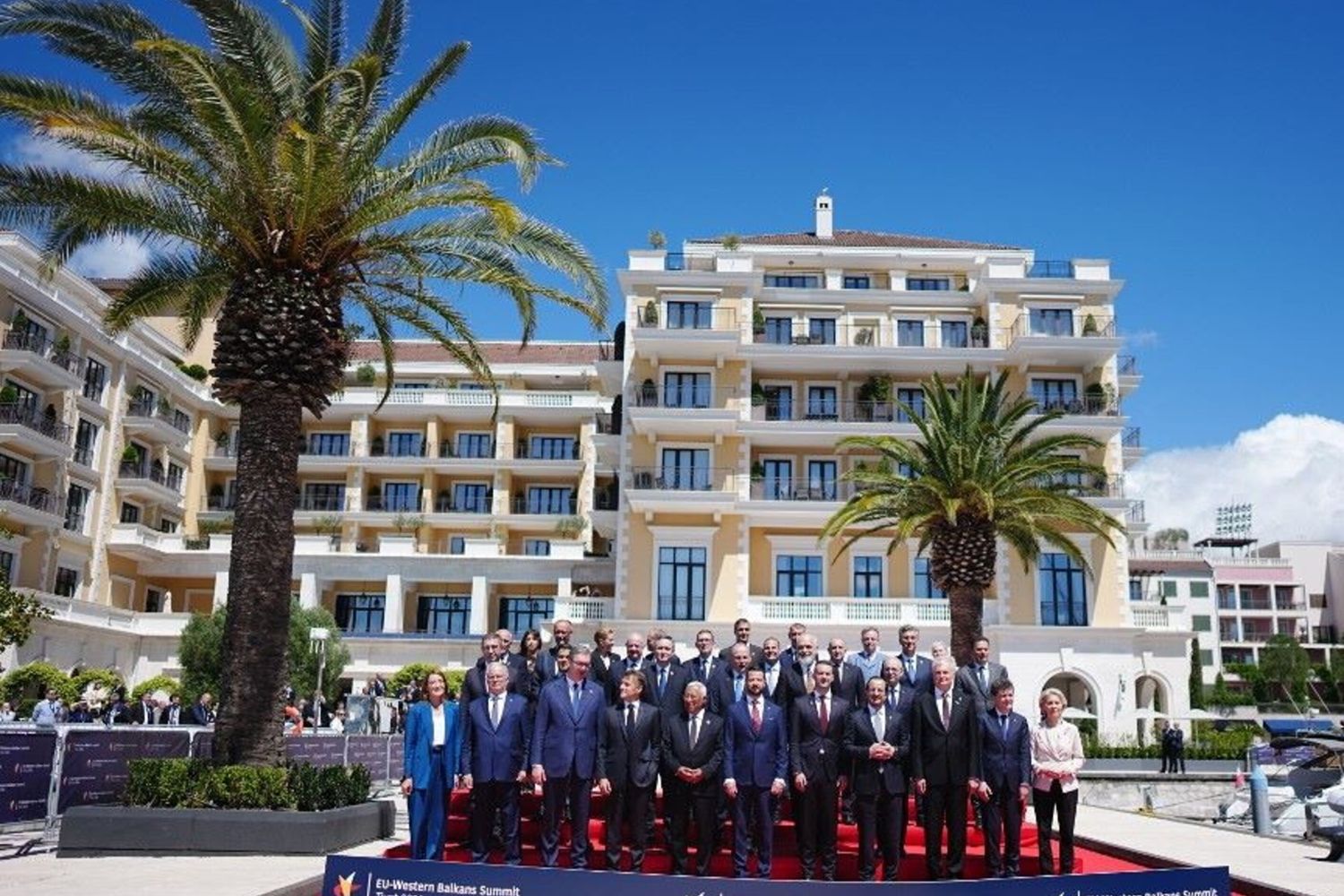 La foto di famiglia dopo il vertice Ue-Balcani in Montenegro