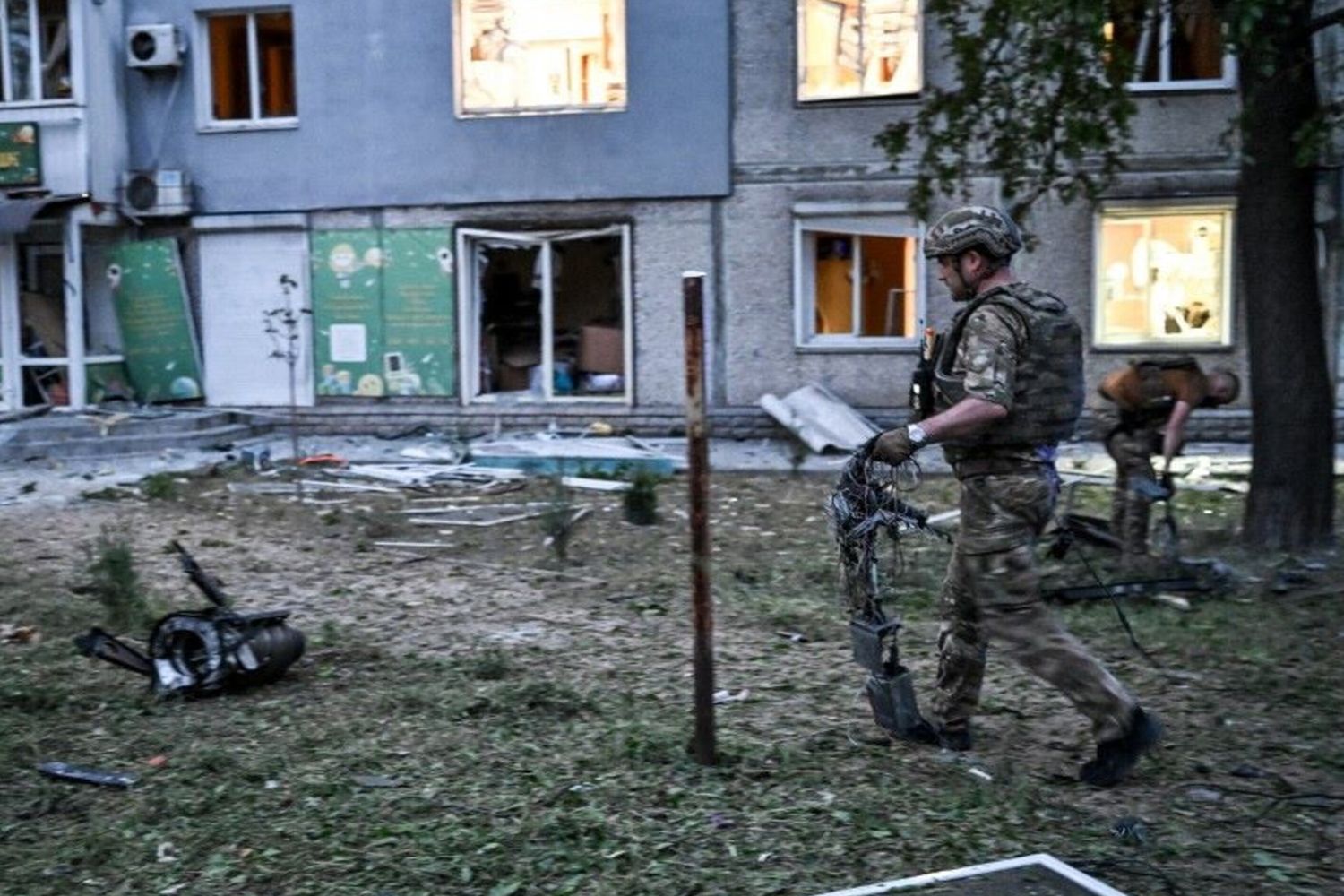 Il 4 giugno 2026, agenti delle forze dell'ordine ucraine raccolgono i resti di un drone nel quartiere di Shevchenkivskyi a Zaporizhzhia, in Ucraina