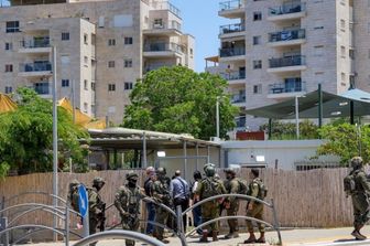 Le forze di sicurezza israeliane sul luogo della sparatoria del 7 giugno 2026