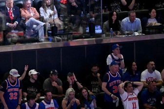 Donald Trump accanto al proprietario dei Knicks James Dolan durante gara 3 delle finali NBA tra i San Antonio Spurs e i New York Knicks al Madison Square Garden di New York l'8 giugno 2026