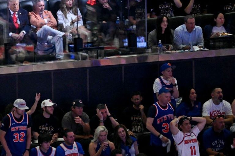 Donald Trump accanto al proprietario dei Knicks James Dolan durante gara 3 delle finali NBA tra i San Antonio Spurs e i New York Knicks al Madison Square Garden di New York l'8 giugno 2026
