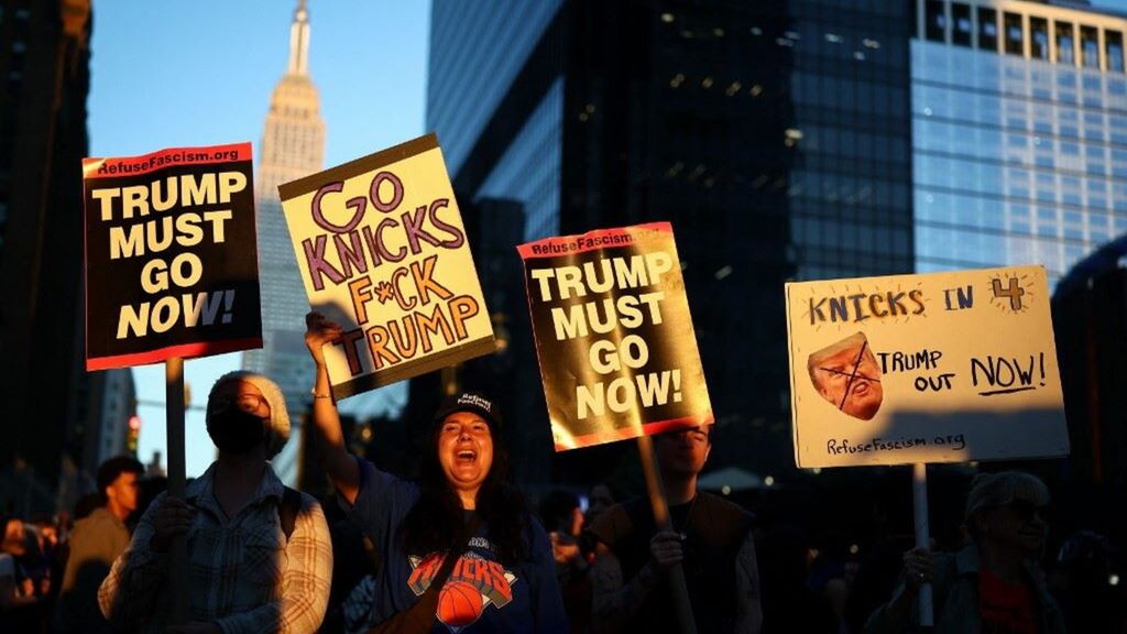 I tifosi dei New York Knicks protestano contro la presenza del presidente degli Stati Uniti Donald Trump fuori dal Madison Square Garden durante Gara 3 delle finali NBA tra i San Antonio Spurs e i New York Knicks a New York, l'8 giugno 2026