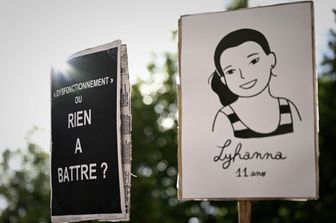 U n cartello con un'illustrazione raffigurante il ritratto della defunta Lyhanna (a destra) e un cartello con la scritta "'Un malfunzionamento' o semplicemente non vale la pena preoccuparsene?"