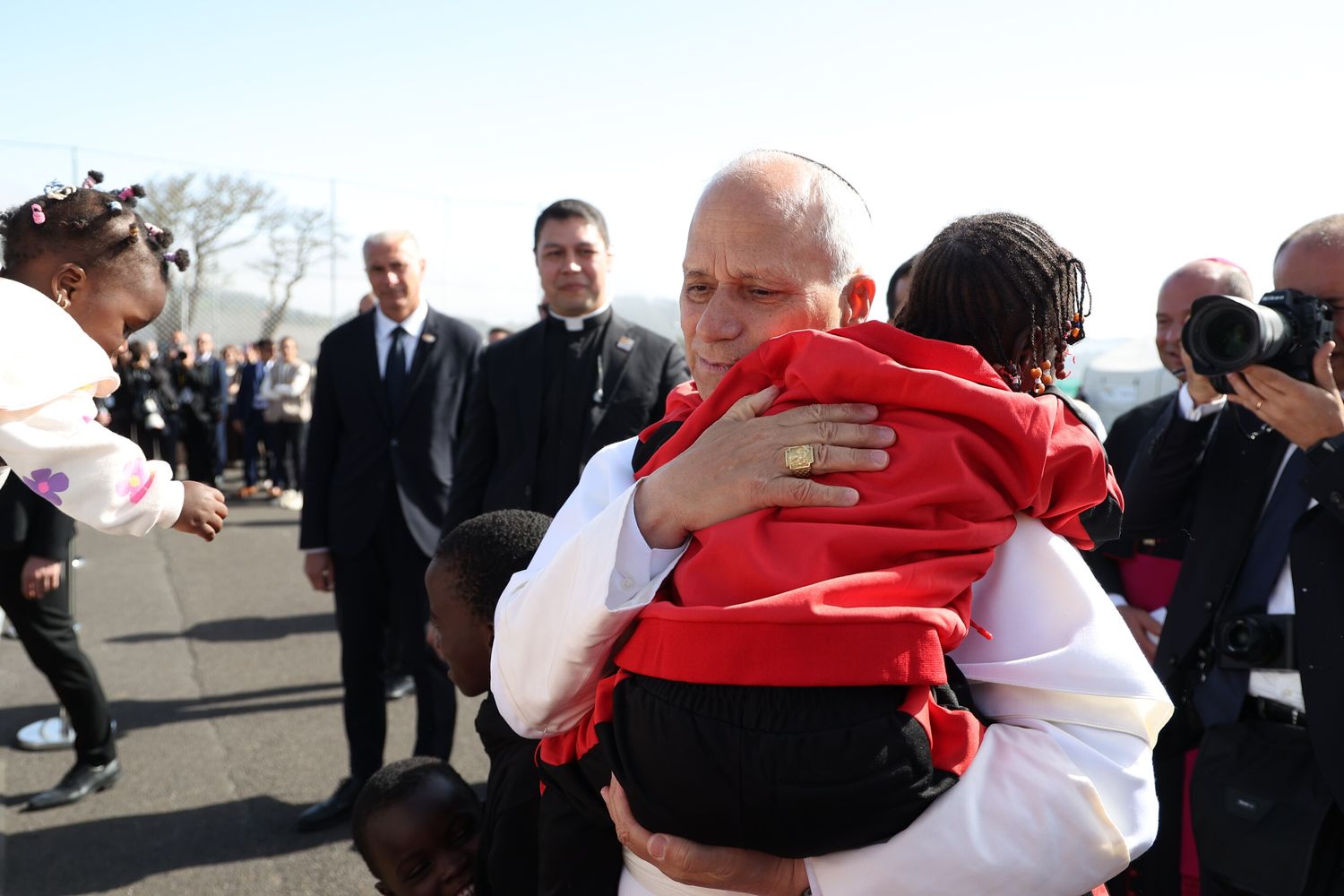 Papa Leone XIV durante un incontro con i migranti a Tenerife