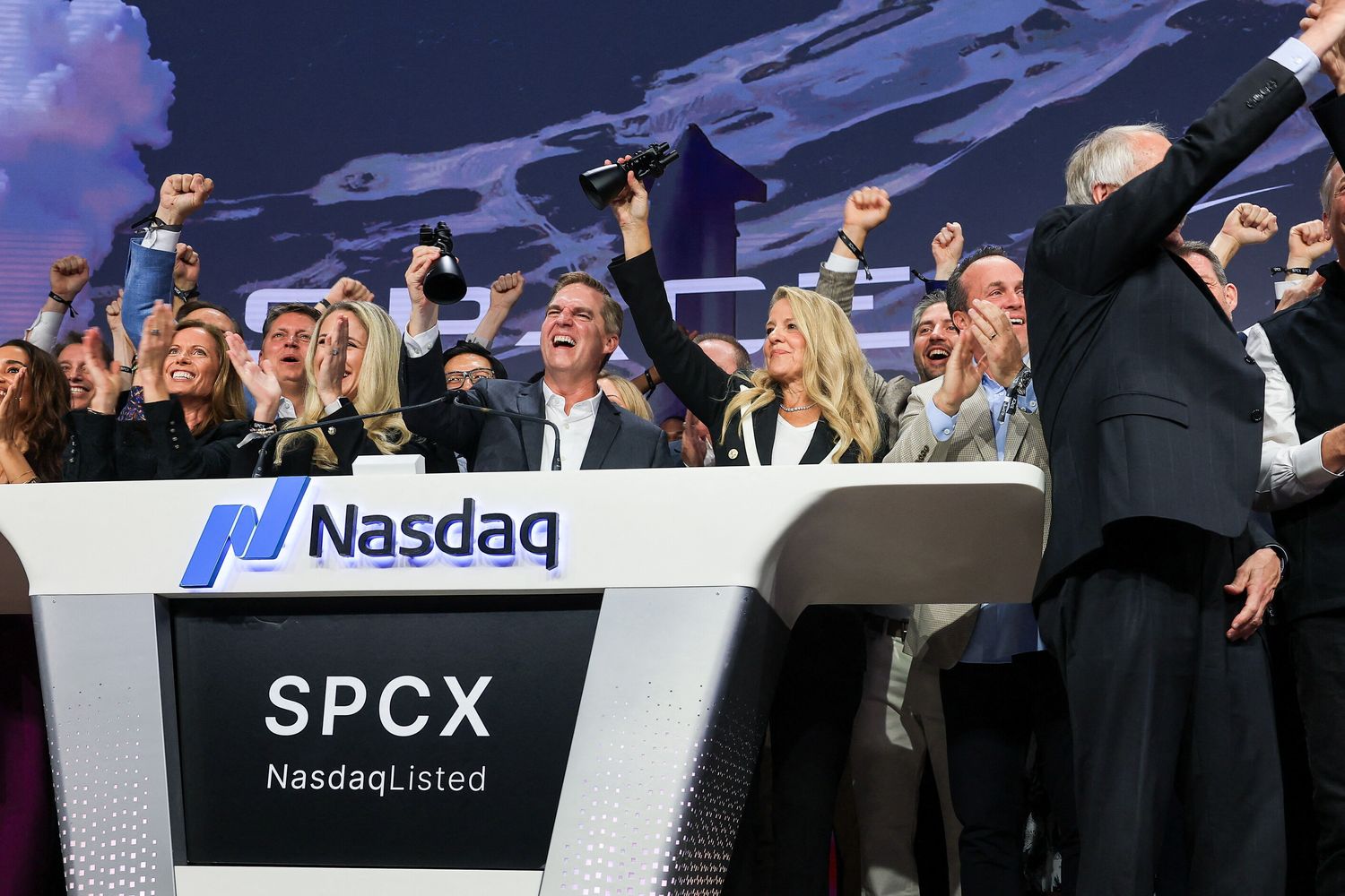 SpaceX festeggia quotazione al Nasdaq